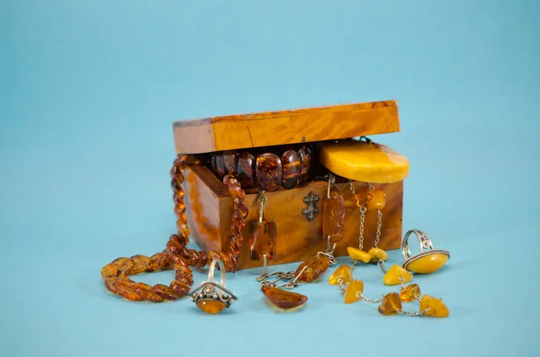 Collier bijoux ambre bague rétro boîte en bois bleu — Photo