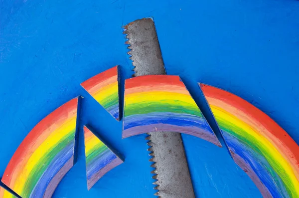 Colorido arco iris mano sierra azul fondo concepto —  Fotos de Stock