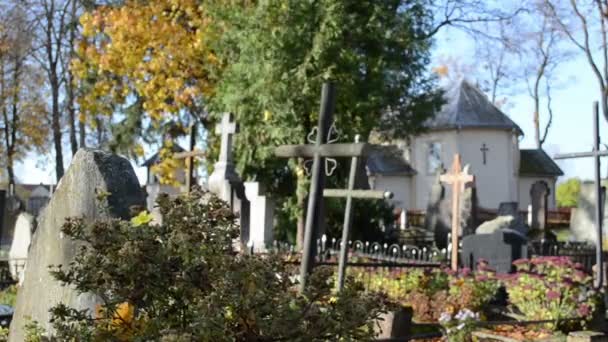 flou foyer rural cimetière croix église automne arbre odeur mort 
