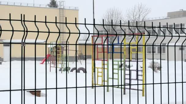 Spielplatz Vorschule Winter Schnee fallen Schneesturm — Stockvideo