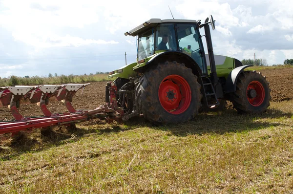 Tractor closeup plow furrow agriculture field — Stock Photo, Image