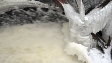 portre güçlü su akışı akışı sprey retro baraj buz kar kış