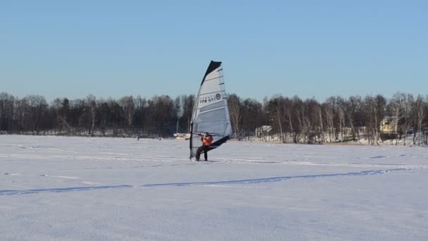 Folgen Eissurfer Mann fangen Windsegel gefrorenen See Wintersport — Stockvideo