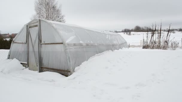 Trä diy hemgjord växthusgaser polyeten snö vinterträdgård — Stockvideo