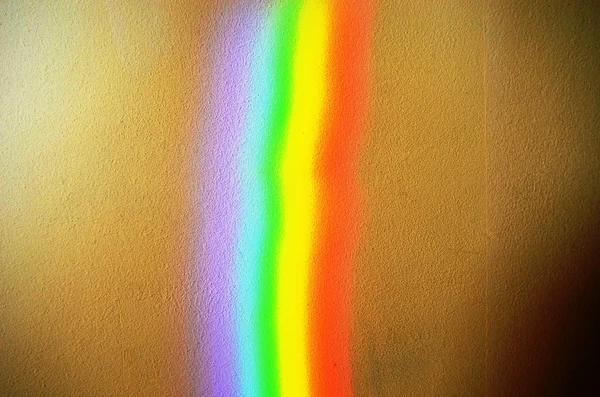 Artificiel arc-en-ciel lumière béton mur fond — Photo