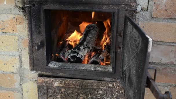 Lareira queima de madeira fogo retro velho enferrujado cozinha rural fogão — Vídeo de Stock