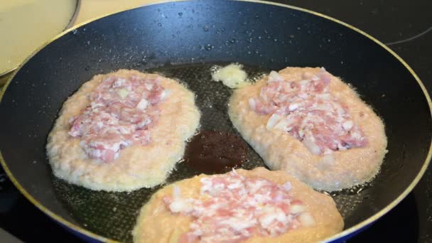 Bakken aardappelen pannenkoeken met vlees — Stockvideo