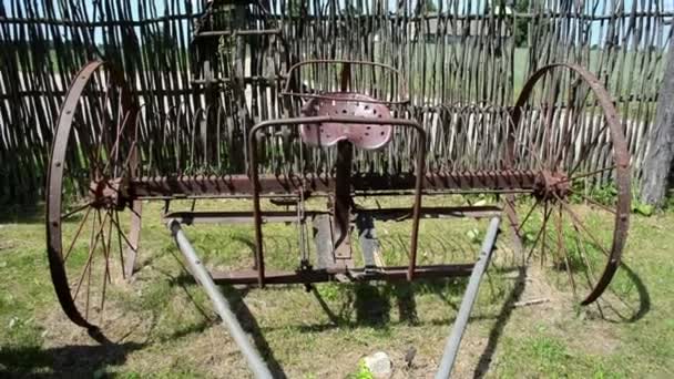 Velho campo corroído grade ferramenta stand cerca de madeira — Vídeo de Stock