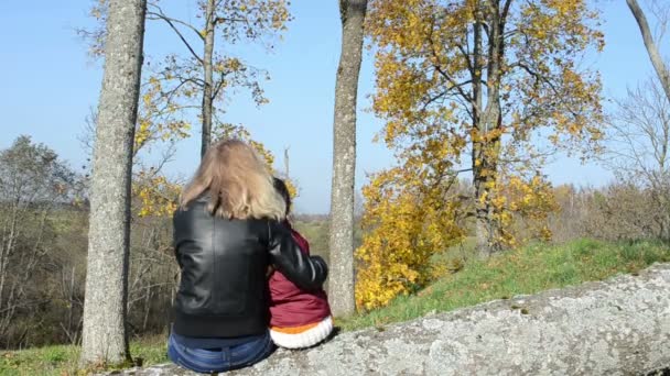 Kvinna mamma sit brutna träd bålen dotter beundra hösten träd — Stockvideo