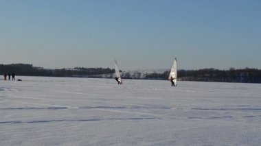 iki buz sörfçü adamların yelken donmuş göl kar aşırı Spor İzle