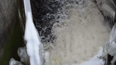 Panorama su geçerli akış splash antika baraj buz kar kış