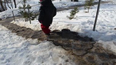 Kırmızı şapkalı kız aşağı belgili tanımlık merdiven ve yanılmak tırmanıyor