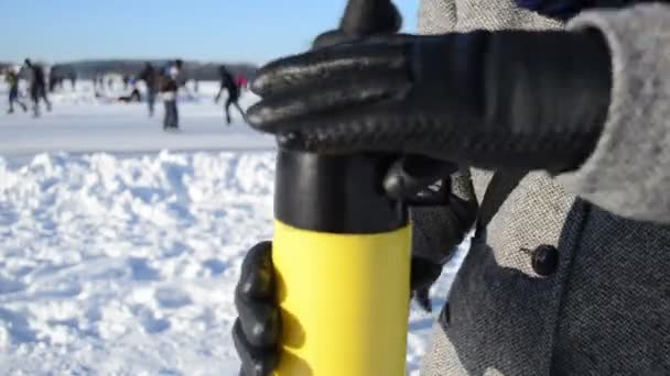 Mãos abertas garrafa térmica derramar chá quente bebida de café inverno esporte skate — Vídeo de Stock