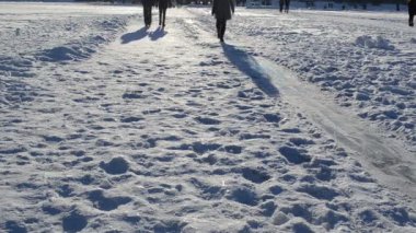 Park kadın sürgülü donmuş buz akşam gölgeleri yeniden oluşturun