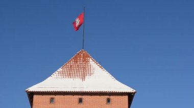 Vintage trakai kale kuleleri kar bayrağı at binici sky kış