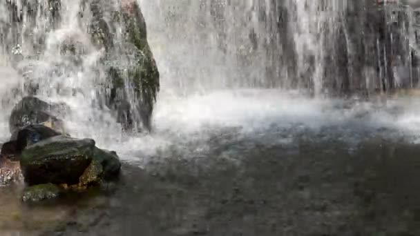 Ruscello ruscello flusso a cascata eseguito vecchie pietre retrò — Video Stock