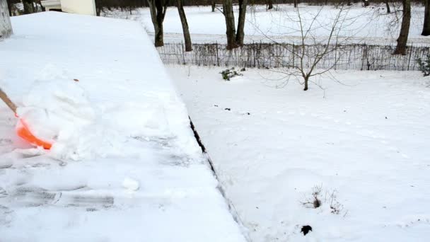 Pala de primer plano trabajador empujar el techo de nieve. duro invierno obras — Vídeo de stock