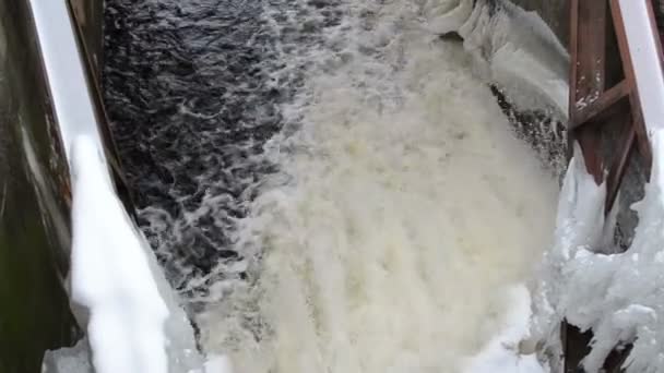 Panorama chorro de agua flujo spray vintage presa hielo nieve invierno — Vídeo de stock