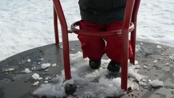 Літлвей дівчина грає в зимовому дитячому майданчику — стокове відео