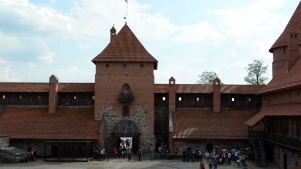 Turista. antiguo patio del castillo de Trakai. lago Galve — Vídeos de Stock