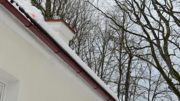 Close-up van helling dak hoek en schone sneeuw naar beneden vallen. — Stockvideo