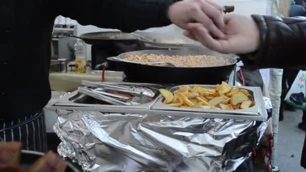 Bezelye patates yemek yemek fırında tava satın olay gıda sanayi — Stok video