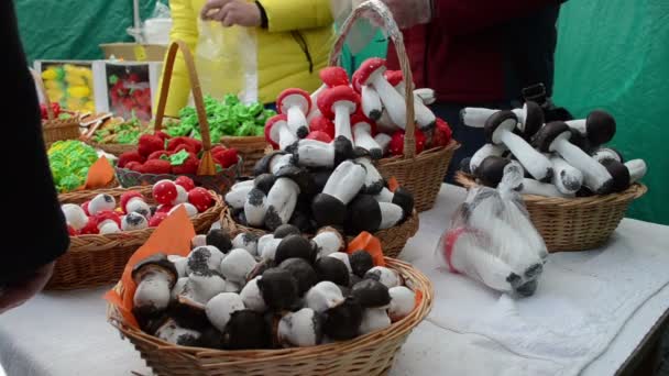 Marknaden försäljare som säljer degiga kastanjer svamp och delikatesser — Stockvideo