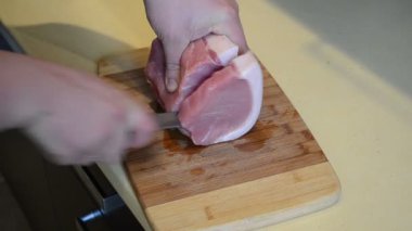 adam tabakta et parçalar halinde kesilmiş domuz eyer eller