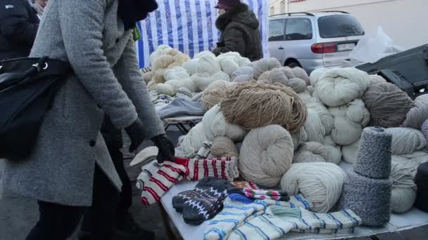 Mujer recoger hilo de lana natural al aire libre evento feria primavera mercado — Vídeos de Stock