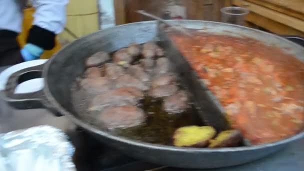 Boulette de ragoût de viande de légumes de pomme de terre faire cuire énorme restaurant casserole — Video