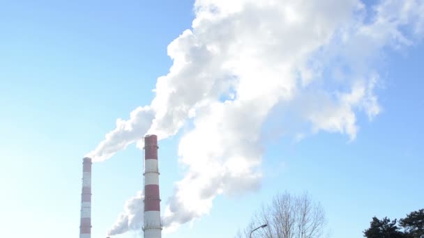 Rook opkomst industriële fabriek schoorstenen verwarming blauwe hemel — Stockvideo