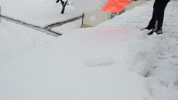 Riskante winter werk man schop schoon graven sneeuw huis dak — Stockvideo