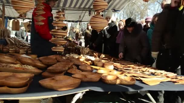 Merchants present their products of natural wood — Stock Video