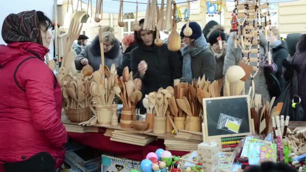 Female seller wooden kitchen utensil tools goods market — Stock Video
