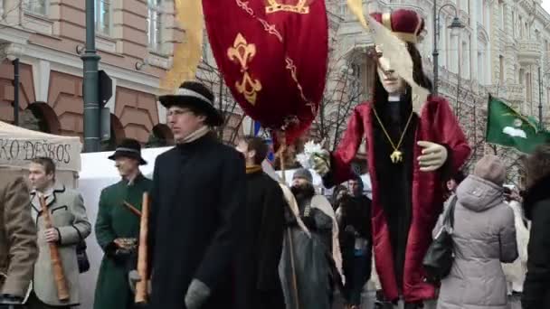 Kaziukas parade through the street of the statue of the king — Stock Video