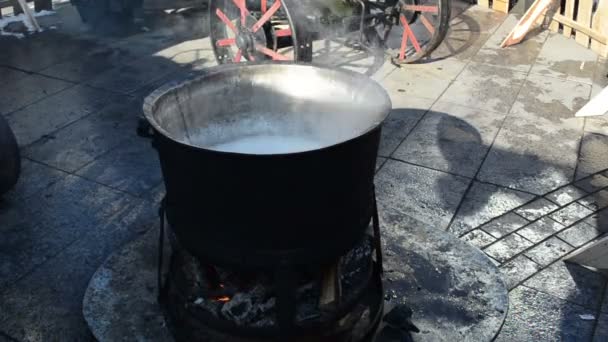 Teplé pivo vaří horké špinavé hrnec na ohni venkovní ulici jarní akce — Stock video