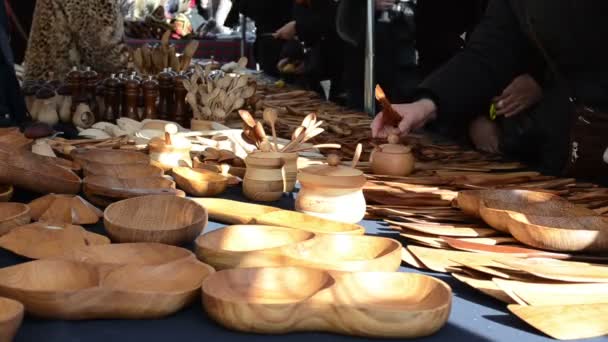 Коллекция изделий из дерева женщина выбирает деревянную сахарную чашу — стоковое видео