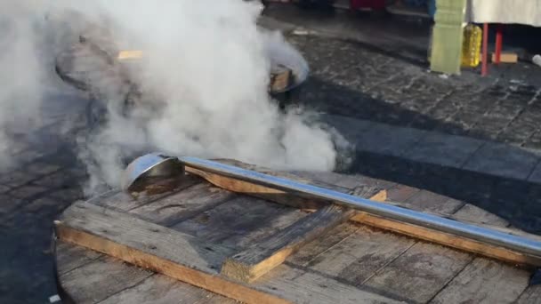 Heißgetränk Wein kochen riesigen Topf Rauch steigen Frühling Straße Kirmes Schöpfkelle — Stockvideo