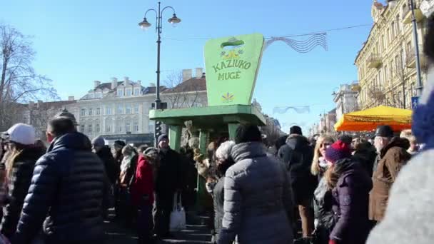 Enorme sedia centro strada Kaziukas Casimir primavera fiera — Video Stock