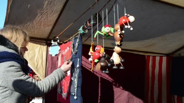 Mujer recoger collares de joyería hechos a mano evento feria de primavera mercado — Vídeo de stock