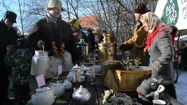 Diversión hacer té caliente viejo retro herramienta primavera evento — Vídeos de Stock