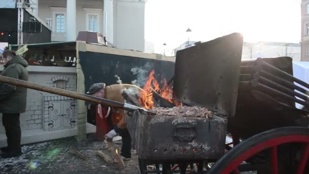 Człowiek piec mięso posiekać Drewno kominkowe wiosna ulica Targi ognia dym wzrost — Wideo stockowe
