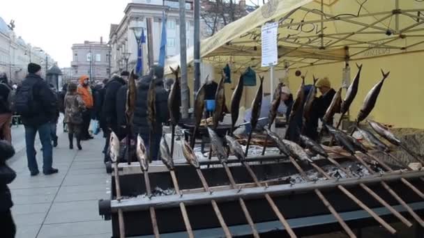 Poisson cuisinier cuire ember chaleur dans la rue en plein air festival — Video