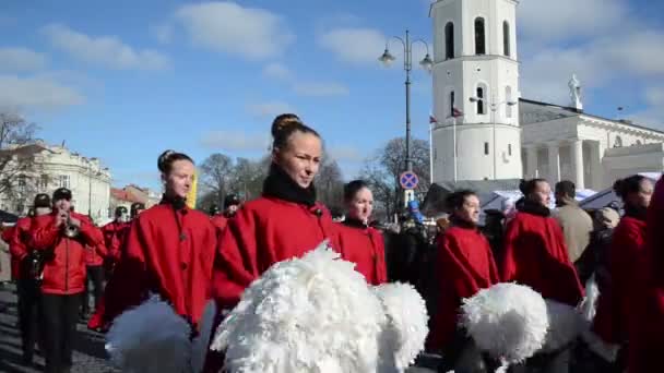 Lentefeest marsen meisjes met jassen speelt mens brass band — Stockvideo