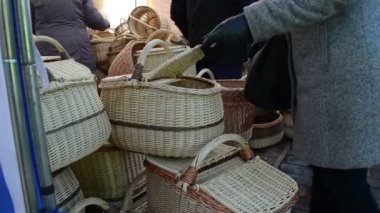 hasır sepet piknik yaz aylarında seçtiğiniz pazarda kadın