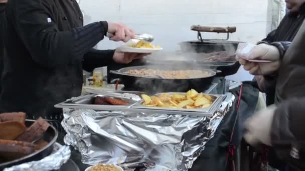 Erbsen Kartoffel Essen Essen backen Pfanne kaufen Veranstaltung Nahrungsmittelindustrie — Stockvideo