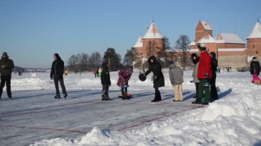 donmuş göl buz trakai kış eisstock kıvırma skate oyna