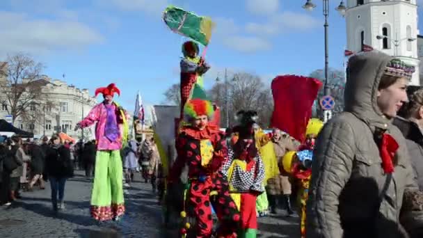Cirkusové klauny umělci s příznaky Ukázat město festival parade — Stock video