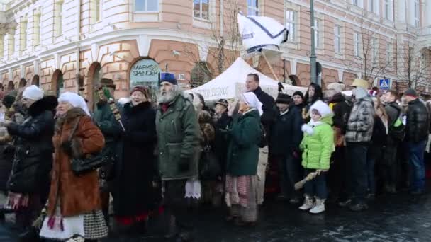 Festive procession sing folk songs carries flags and palms — Stock Video