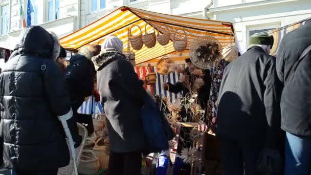 Comerciante vende cestas de flores artesanais decorativas de palha — Vídeo de Stock